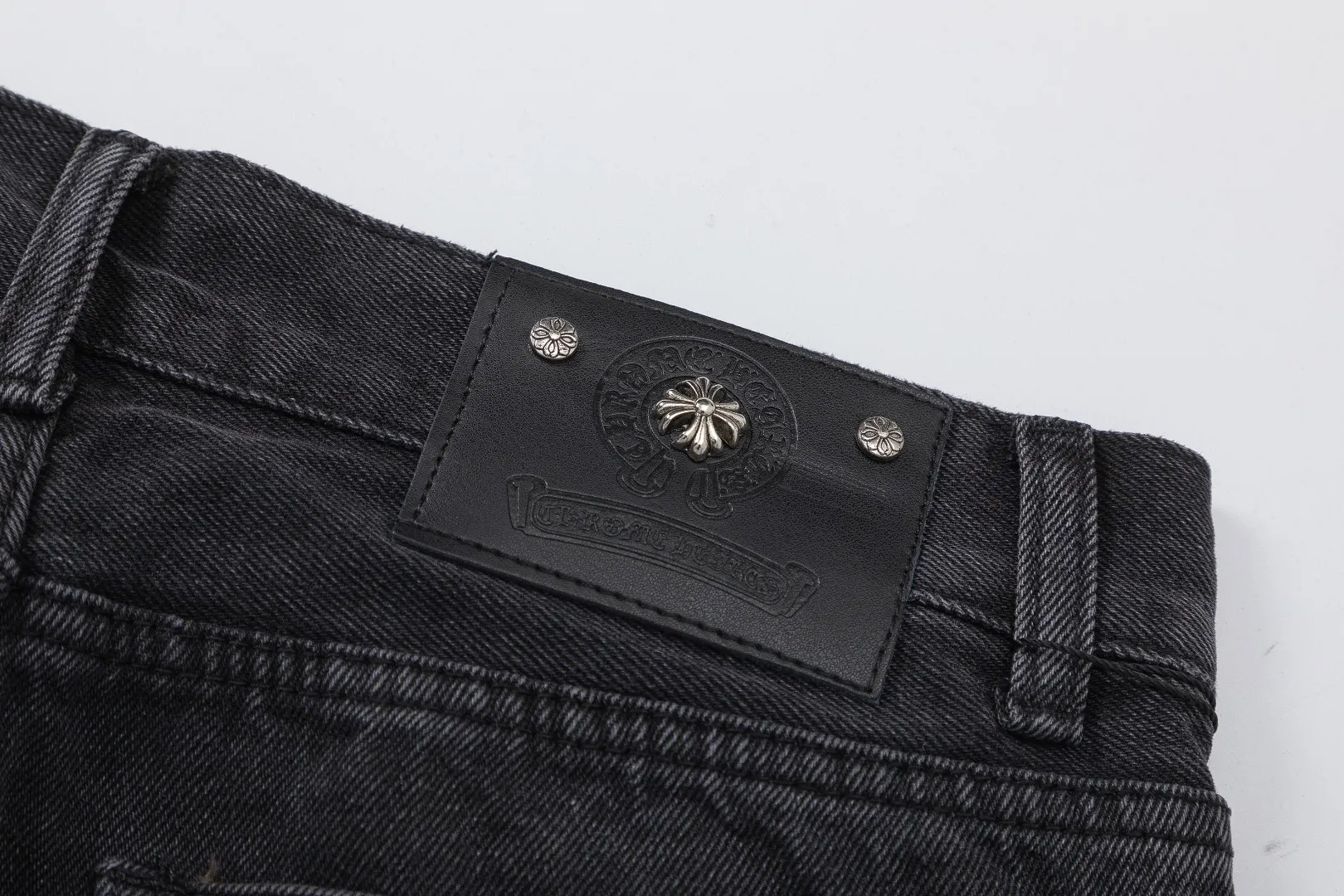 KE927#P180 The only correct leather label version on the market Chrome Hearts CH Cross embroidery distressed jeans Top ceiling quality 100% correct version The correct version is here!  Believe me this must be the best quality you will ever come across! ! Excellent value for money! !  Styles with different washes and textures are very friendly to people with thin legs and thick legs. The straight version is very flattering to the shape of the legs. The moderate length is timeless and easy to match. It is the basis of various styles and a must-have in the wardrobe! ! Add a little stacking to easily control the clean fit trend that has exploded this year. The fabric is stiff but also makes the upper body soft without losing texture. The sides and cuffs of some styles have a bone-wash effect. The vintage flavor pops up all at once. It’s really hard not to love it! ✅Correctly customize the Croxin metal leather label on the back panel. It is not sold directly with the cross on the finished jeans. 1:1 copying strives for excellence and the details are perfectly grasped. ✅The cross leather label is clear and smooth. Exquisite turning top craftsmanship. ✅Buttons, zippers and hardware are all customized versions of the Croxin LOGO. ✅High-cost washing process. Size: 28 30 32 34 36 (5 sizes)